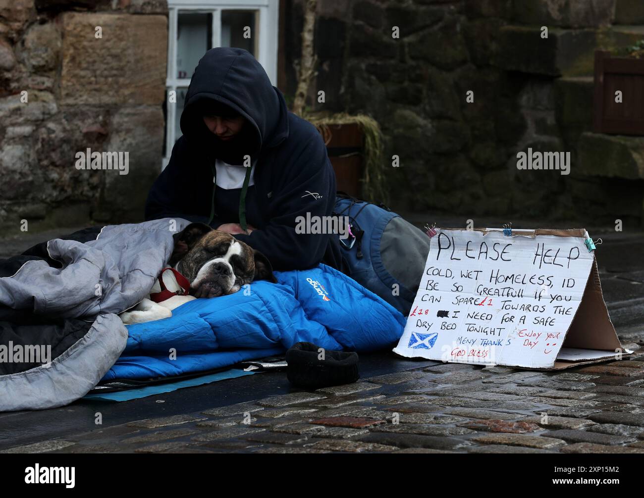 Foto datata 12/01/18 di un senzatetto e del suo cane sul Royal Mile di Edimburgo. I ministri scozzesi hanno "completamente fallito” nell'affrontare la crisi abitativa, secondo i liberaldemocratici, i dati indicano che ci vogliono in media nove mesi per trovare un alloggio permanente per senzatetto. Data di pubblicazione: Sabato 3 agosto 2024. Foto Stock