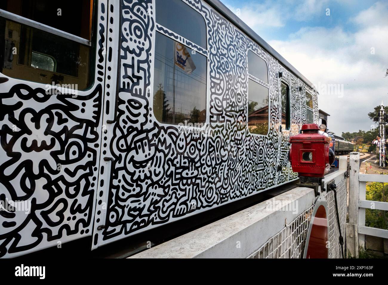 Il signor Doodle è una carrage artistica sulla ferrovia del Kent e dell'East Sussex Heritage che va da Tenterden a Bodium Foto Stock