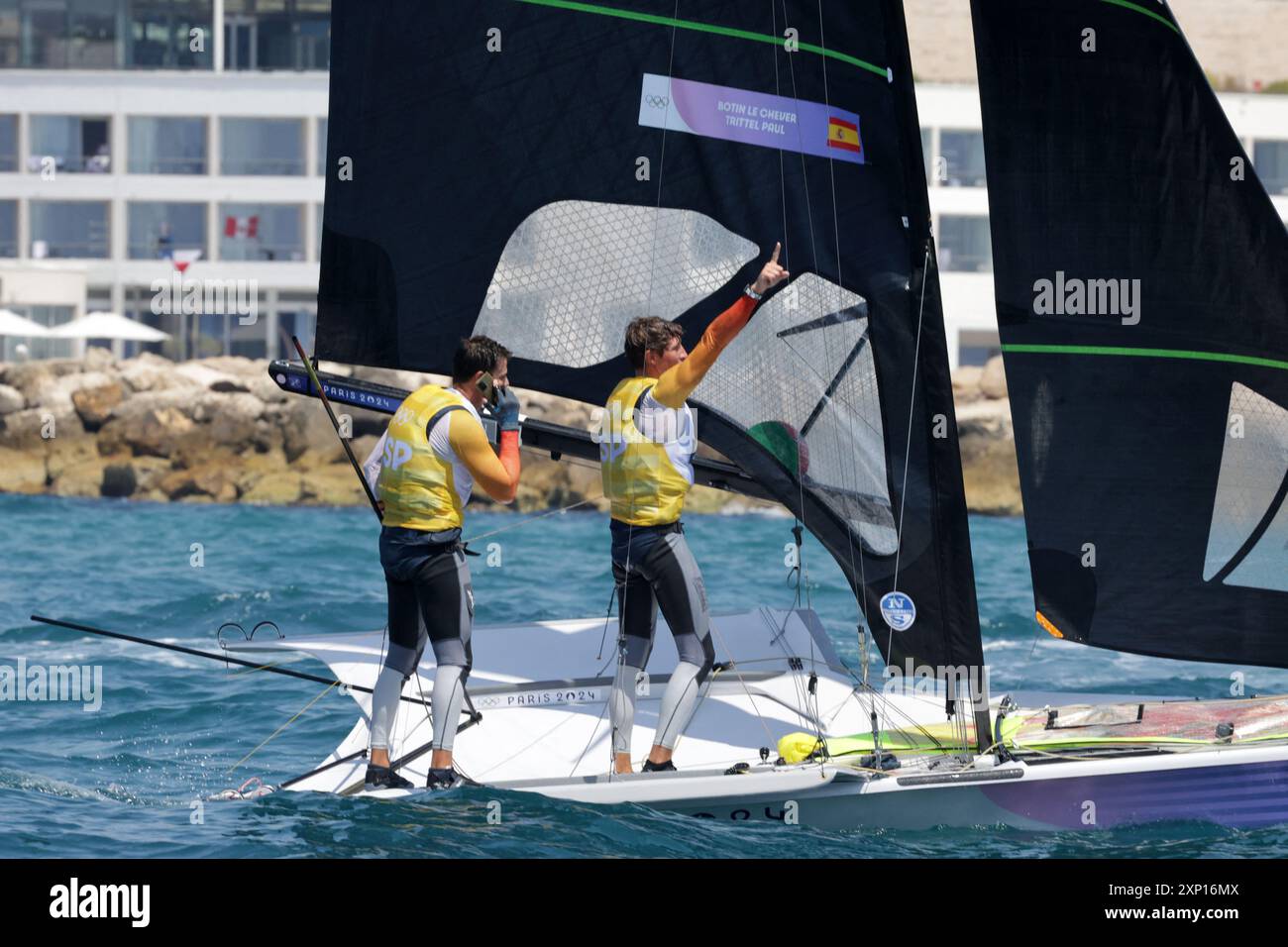 Marsiglia, Francia. 2 agosto 2024. Diego Chever e Florian Trittel Paul del Team Spain celebrano l'oro nella gara di medaglia di classe 49erFX maschile il settimo giorno dei Giochi Olimpici di Parigi 2024 a Marsiglia Marina, Francia, il 2 agosto 2024. Foto di Patrick Aventurier/ABACAPRESS. COM credito: Abaca Press/Alamy Live News Foto Stock