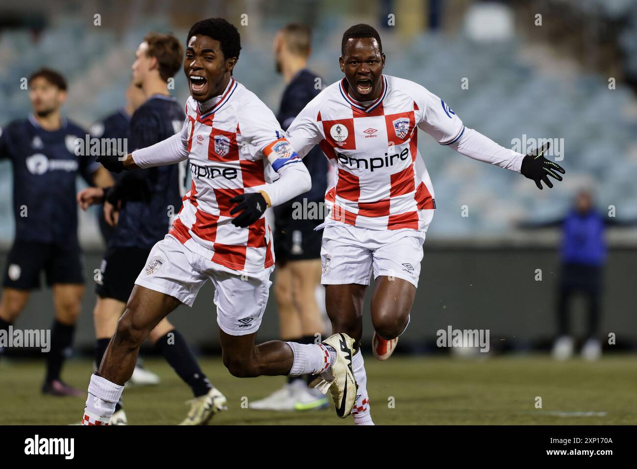 CANBERRA, AUSTRALIA - LUGLIO 30: Phakedi manda e Michael Adams degli o'Connor Knights celebrano un gol durante l'Australia Cup Round of 32 match action Foto Stock
