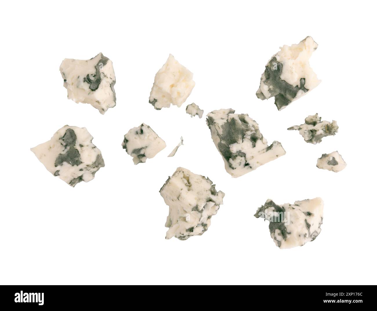 formaggio sagomato blu isolato su sfondo bianco con percorso di ritaglio, raccogliere pezzi di formaggio con la muffa Foto Stock