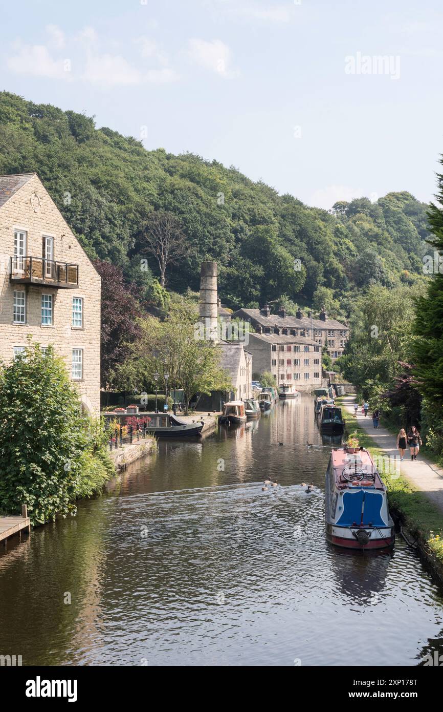 Persone che camminano lungo il canale a Hebden Bridge, Yorkshire, Inghilterra, Regno Unito Foto Stock