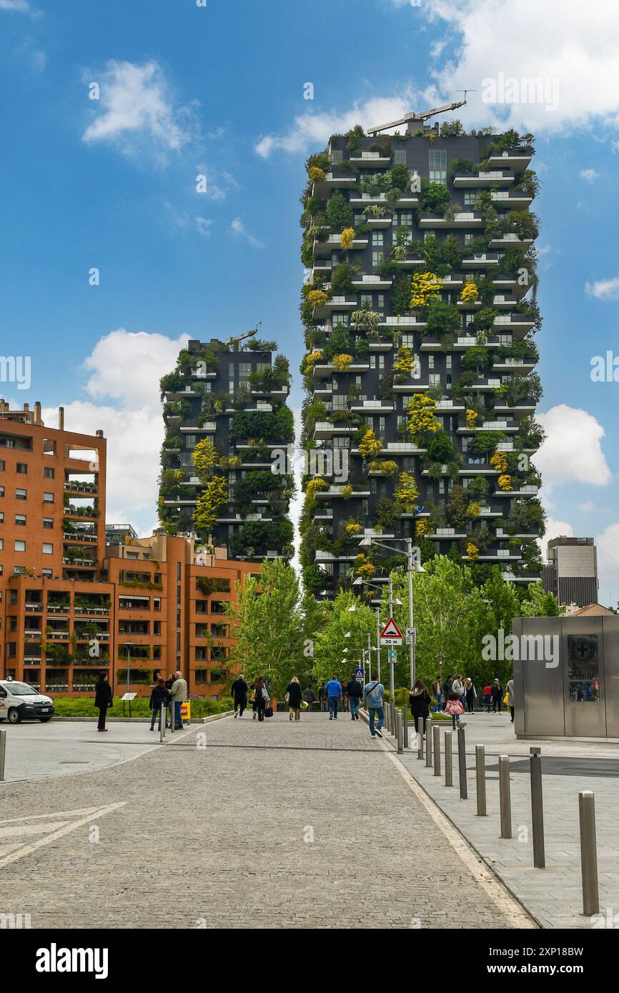 Passeggiata Luigi Veronelli con i grattacieli del Bosco verticale e il parco pubblico della Biblioteca degli alberi in primavera, Milano, Lombardia, Italia Foto Stock