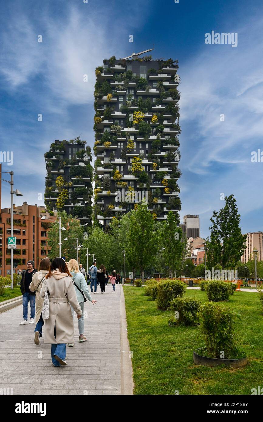 Passeggiata Luigi Veronelli con i grattacieli del Bosco verticale e il parco pubblico della Biblioteca degli alberi in primavera, Milano, Lombardia, Italia Foto Stock