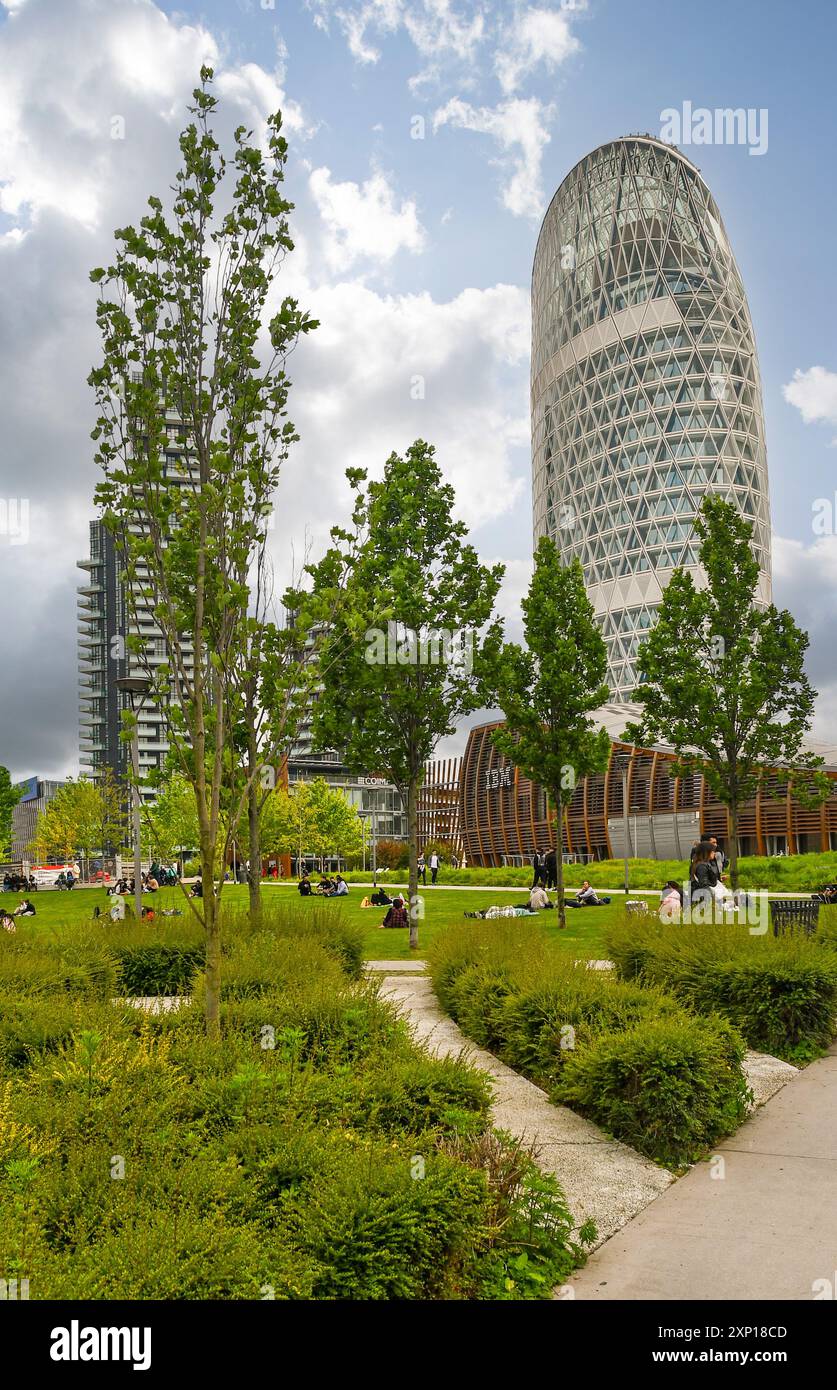 Il parco pubblico della Biblioteca degli alberi con la Torre Unipol e gli IBM Studios in primavera, Milano, Lombardia, Italia Foto Stock