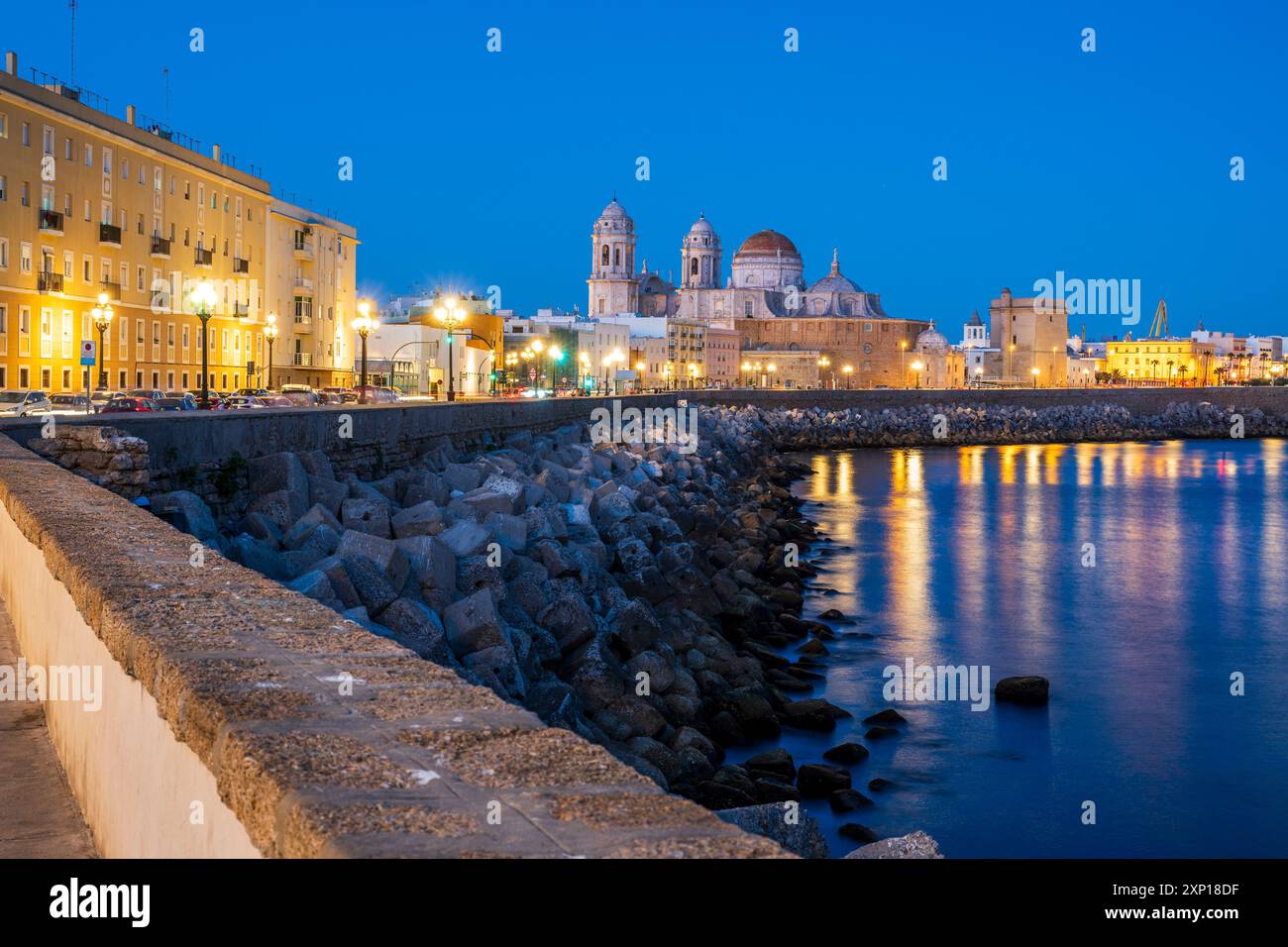 Lungomare e cattedrale, Cadice, Andalusia, Spagna Foto Stock
