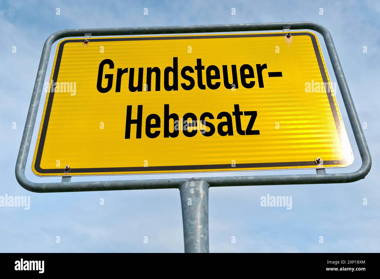 Grundsteuer-Hebesatz Ortsschild 20240710ad822 Schild Kommune Stadt Städte Deutscher Städtetag Stadtplanung, Gemeinden, Kommunalpolitik, Stadtverwaltung, Lokalpolitik Gemeinderat, Stadtpolitik, Ortsrat, Verwaltung, lokales Parlament, öffentliche Verwaltung, Lokalregierung, Gemeinde, Gemeindepolitik, Stadtverwaltung, Bürgerschaft, kommunale Entscheidung, öffentliche Angelegenheit, politisches System, Gemeinschaft Immobiliensteuer, Grundbesitz, Steuersatz, Hebesatz, Grundsteuer, Immobilien, Steuerpolitik, Finanzen, kommunale Finanzen, Steuerlast, Eigentum, Immobilienbewertung, Steuerberechnung, G. Foto Stock