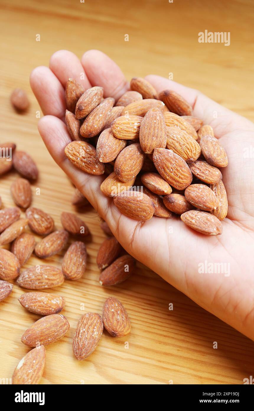 Almond Nuts, uno degli alimenti densi di nutrienti e una buona fonte di proteine vegane Foto Stock Almond Nuts, uno degli alimenti densi di nutrienti e una buona fonte di proteine vegane Foto Stock