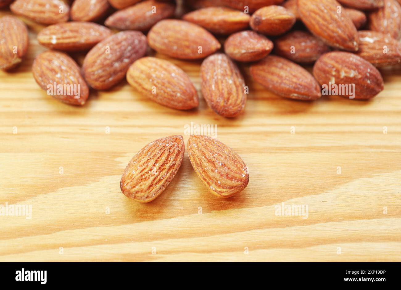 Primo piano delle noci di mandorla, uno degli alimenti densi di nutrienti e una buona fonte di proteine vegane Foto Stock Primo piano delle noci di mandorla, uno degli alimenti densi di nutrienti e una buona fonte di proteine vegane Foto Stock