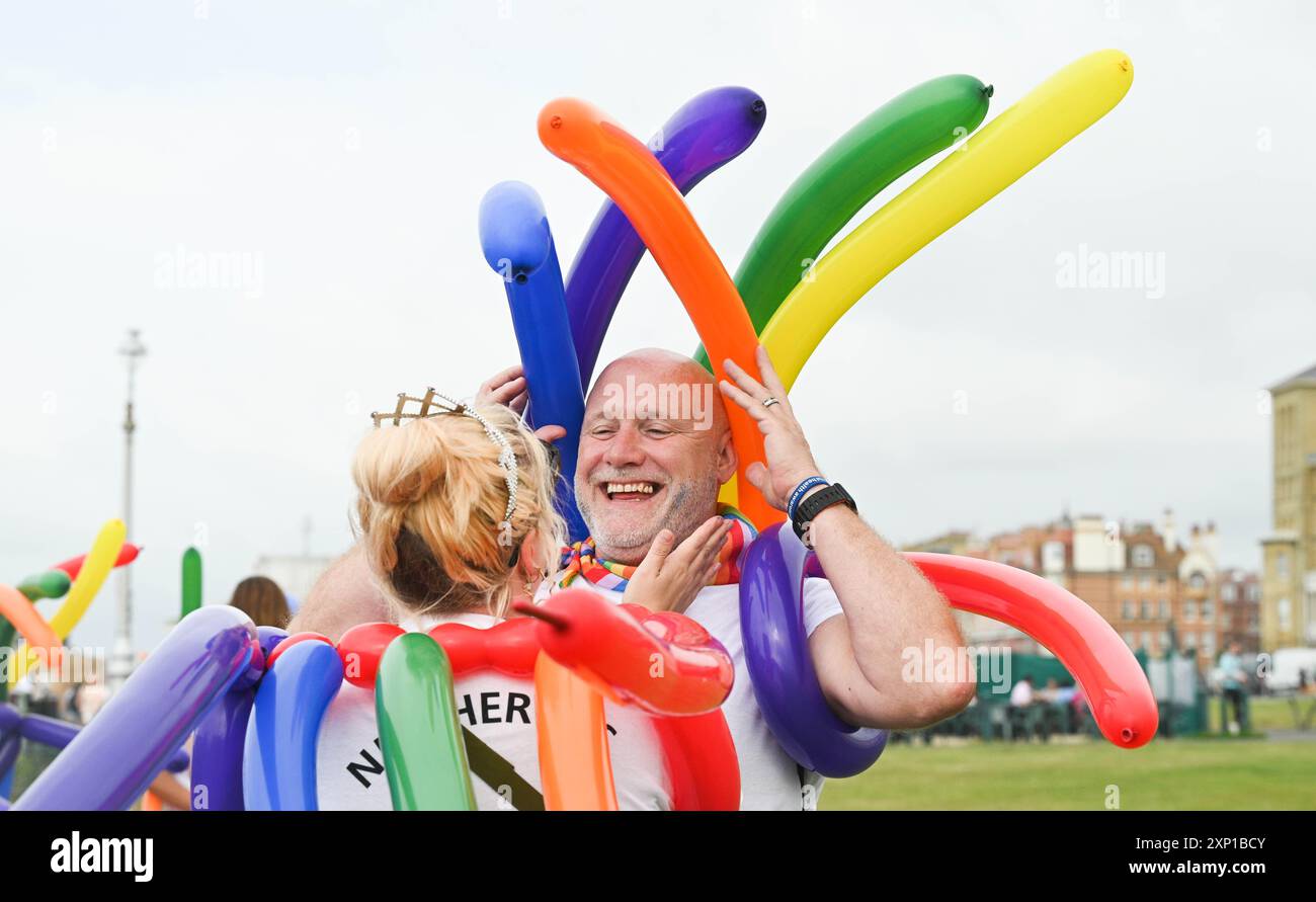 Brighton Regno Unito 3 agosto 2024 - è difficile controllare i palloncini, dato che i principianti si preparano a prendere parte al Brighton Pride in una mattinata di gran moda . Migliaia di persone sono attese a partecipare al più grande evento Pride del Regno Unito con questo tema di anni JOY C che celebra la vita , lo Spirito e la resilienza : Credit Simon Dack / Alamy Live News Foto Stock