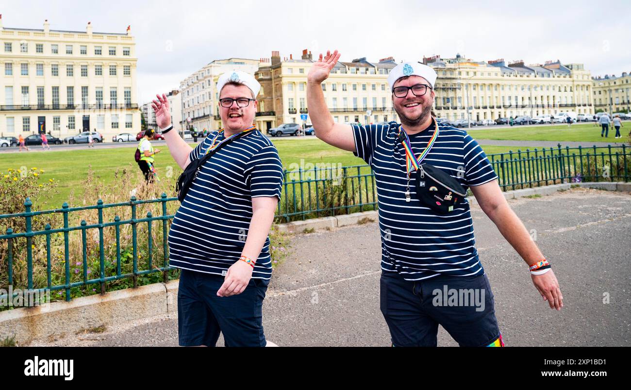 Brighton Regno Unito 3 agosto 2024 - i principianti si preparano a prendere parte al Brighton Pride in una mattinata da brivido . Migliaia di persone sono attese a partecipare al più grande evento Pride del Regno Unito con questo tema DI GIOIA DI quest'anno - celebrare la vita , lo Spirito e la resilienza : Credit Simon Dack / Alamy Live News Foto Stock