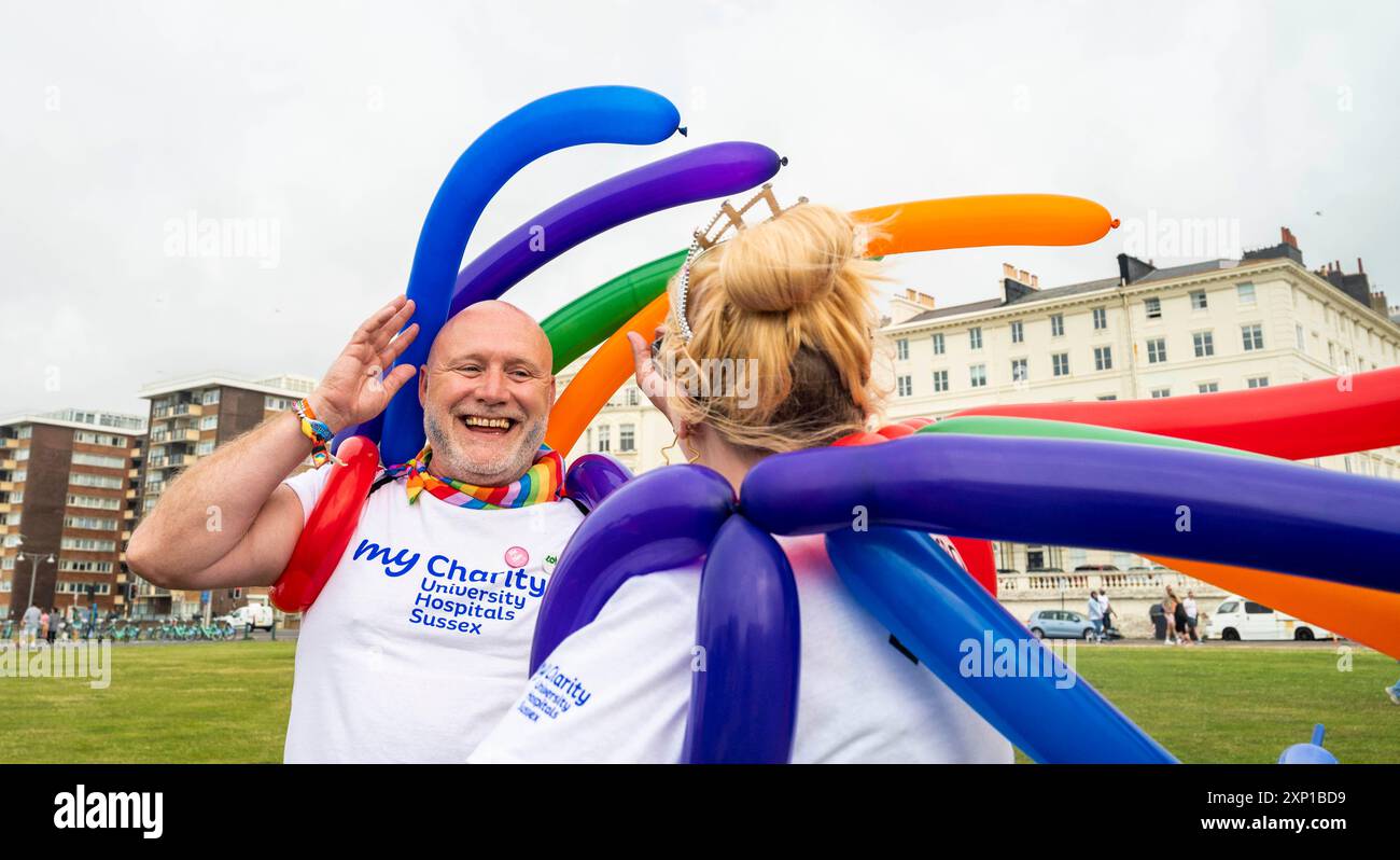 Brighton Regno Unito 3 agosto 2024 - è difficile controllare i palloncini, dato che i principianti si preparano a prendere parte al Brighton Pride in una mattinata di gran moda . Migliaia di persone sono attese a partecipare al più grande evento Pride del Regno Unito con questo tema di anni JOY C che celebra la vita , lo Spirito e la resilienza : Credit Simon Dack / Alamy Live News Foto Stock