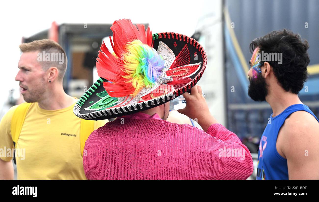 Brighton Regno Unito 3 agosto 2024 - i principianti si preparano a prendere parte al Brighton Pride in una mattinata da brivido . Migliaia di persone sono attese a partecipare al più grande evento Pride del Regno Unito con questo tema di anni JOY C che celebra la vita , lo Spirito e la resilienza : Credit Simon Dack / Alamy Live News Foto Stock