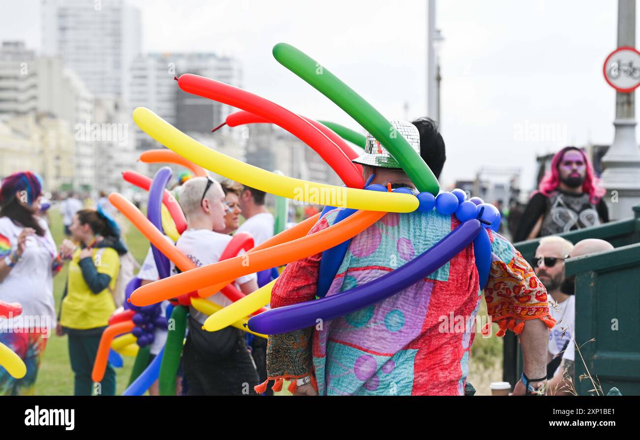 Brighton Regno Unito 3 agosto 2024 - è difficile controllare i palloncini, dato che i principianti si preparano a prendere parte al Brighton Pride in una mattinata di gran moda . Migliaia di persone sono attese a partecipare al più grande evento Pride del Regno Unito con questo tema di anni JOY C che celebra la vita , lo Spirito e la resilienza : Credit Simon Dack / Alamy Live News Foto Stock