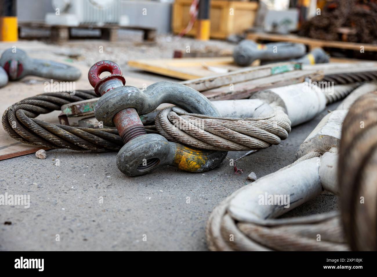 Imbracatura in acciaio per impieghi gravosi con bullone di ancoraggio di sicurezza in siti industriali, ingranaggi di sollevamento. Foto Stock Imbracatura in acciaio per impieghi gravosi con bullone di ancoraggio di sicurezza in siti industriali, ingranaggi di sollevamento. Foto Stock