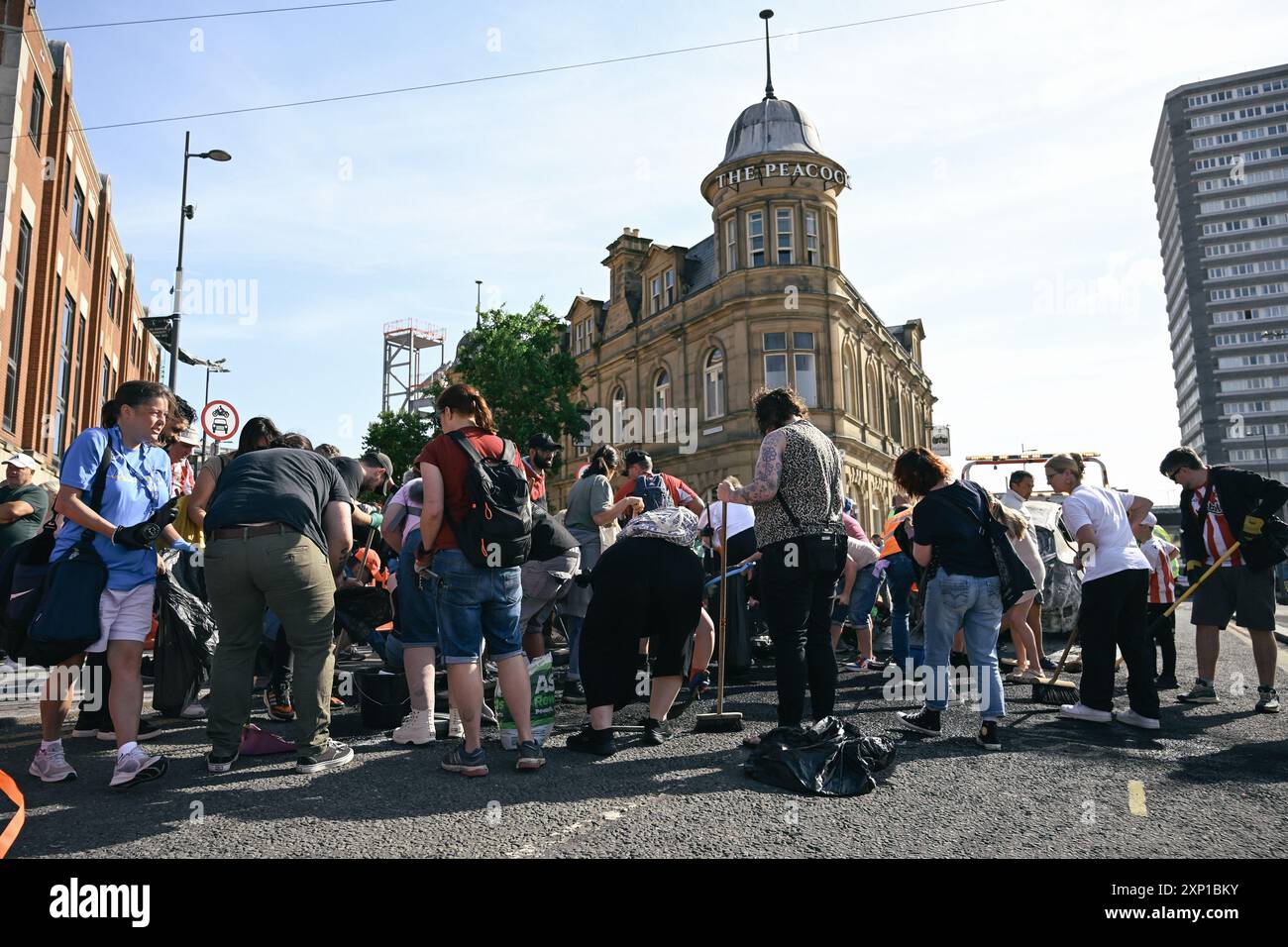 Sunderland, Regno Unito. 3 agosto 2024. I residenti di Sunderland, in Inghilterra, vanno in strada per ripulire dopo le proteste di estrema destra del 2 agosto. Crediti: Thomas Jackson/Alamy Live News Foto Stock