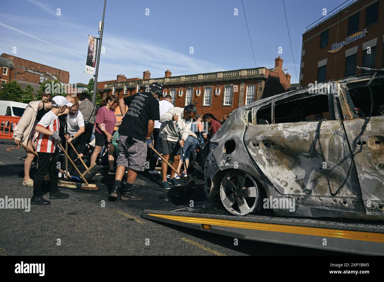 Sunderland, Regno Unito. 3 agosto 2024. I residenti di Sunderland, in Inghilterra, vanno in strada per ripulire dopo le proteste di estrema destra del 2 agosto. Crediti: Thomas Jackson/Alamy Live News Foto Stock