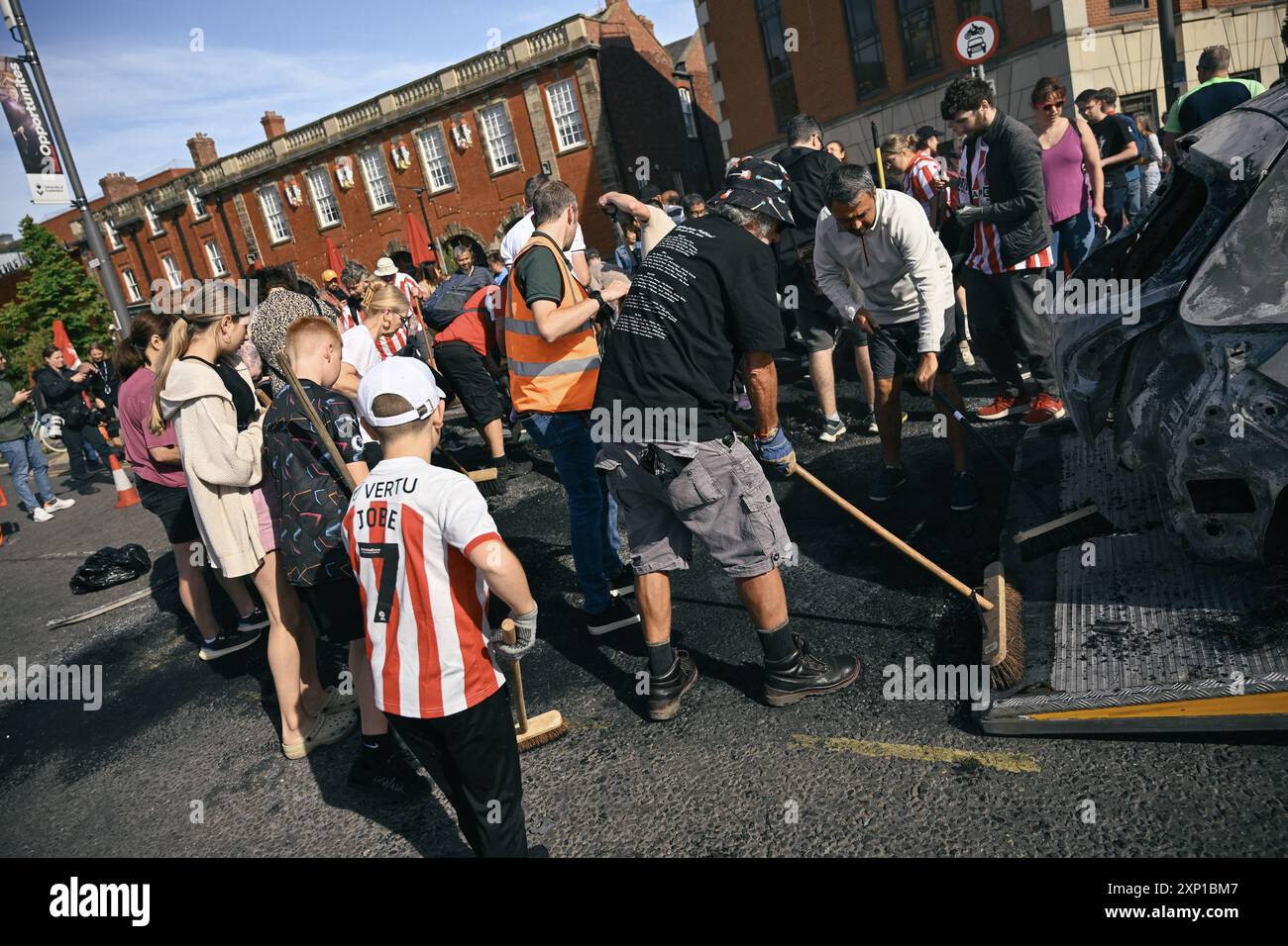 Sunderland, Regno Unito. 3 agosto 2024. I residenti di Sunderland, in Inghilterra, vanno in strada per ripulire dopo le proteste di estrema destra del 2 agosto. Crediti: Thomas Jackson/Alamy Live News Foto Stock