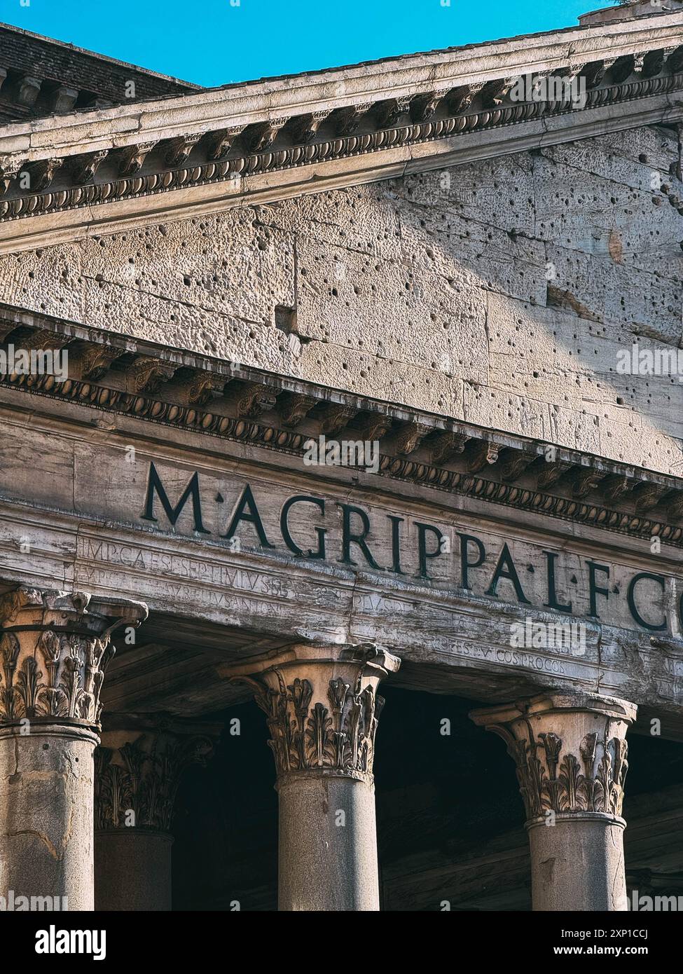 L'edificio e' una grande struttura vecchia con molti dettagli. Il nome dell'edificio è Magrifalce Foto Stock