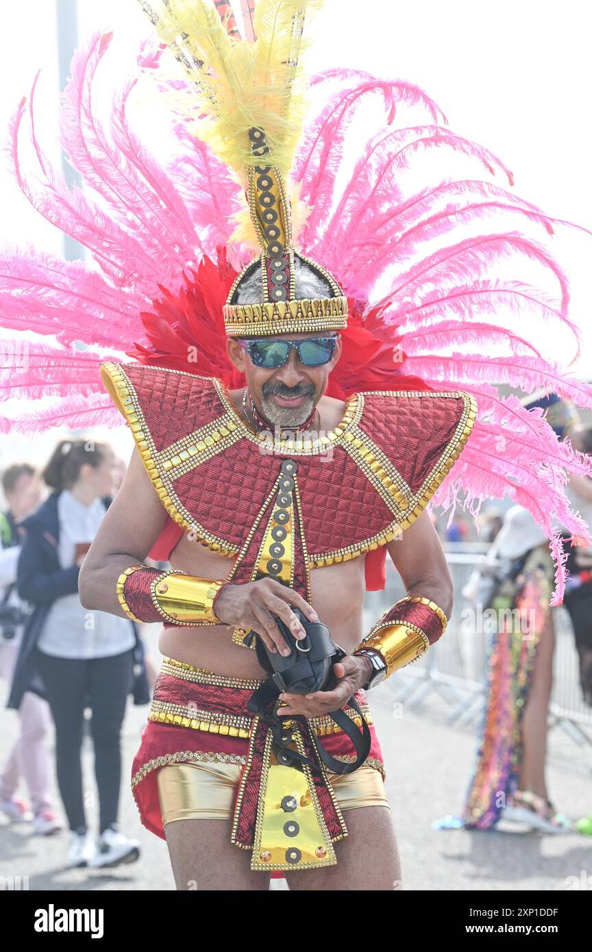 Brighton Regno Unito 3 agosto 2024 - i principianti si preparano a prendere parte al Brighton Pride in una mattinata da brivido . Migliaia di persone sono attese a partecipare al più grande evento Pride del Regno Unito con questo tema di anni JOY C che celebra la vita , lo Spirito e la resilienza : Credit Simon Dack / Alamy Live News Foto Stock