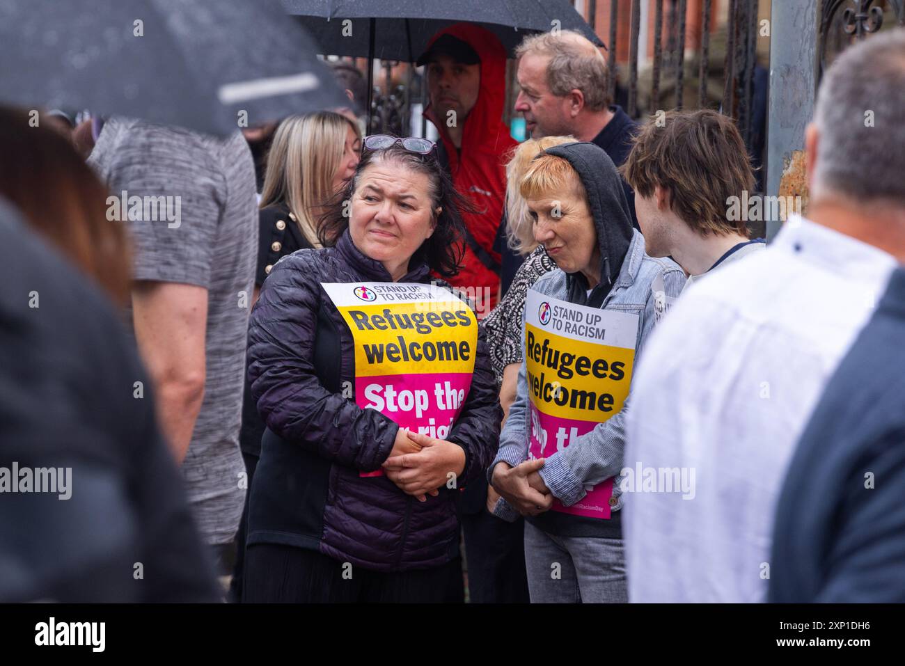 Liverpool, Regno Unito. 02 AGOSTO 2024. I manifestanti tengono il cartello di benvenuto dei rifugiati come manifestanti che si identificano come di destra, come pure membri del SUTR e delle organizzazioni di sinistra riunite sui lati opposti della strada fuori dalla moschea di Abdullah Quilliam, una delle prime moschee in Inghilterra, sullo sfondo di rivolte in tutto il paese a seguito di un incidente a Southport. A parte alcune urla e alcuni manifestanti che hanno attraversato brevemente i lati, non si sono osservati problemi. Credito Milo Chandler/Alamy Live News Foto Stock