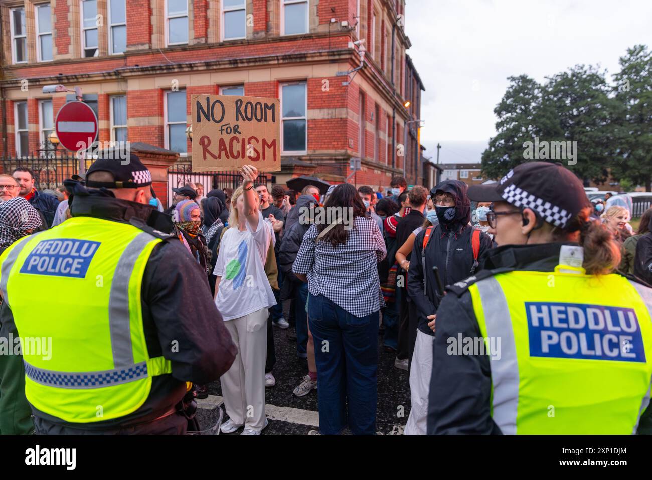 Liverpool, Regno Unito. 02 AGOSTO 2024. Lady tiene un cartello con scritto "No Room for Rascism" come manifestanti che si identificano come ala destra, nonché membri del SUTR e organizzazioni di sinistra riuniti sui lati opposti della strada fuori dalla moschea di Abdullah Quilliam, una delle prime moschee in Inghilterra, sullo sfondo di rivolte in tutto il paese a seguito di un incidente a Southport. A parte alcune urla e alcuni manifestanti che hanno attraversato brevemente i lati, non si sono osservati problemi. Credito Milo Chandler/Alamy Live News Foto Stock