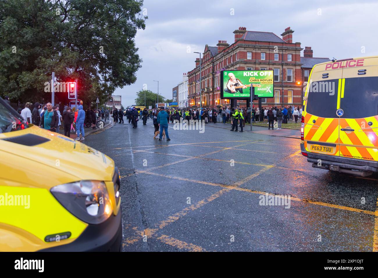 Liverpool, Regno Unito. 02 AGOSTO 2024. I manifestanti che si identificano come ala destra, così come i membri del SUTR e le organizzazioni di sinistra si sono riuniti sui lati opposti della strada fuori dalla moschea di Abdullah Quilliam, una delle prime moschee in Inghilterra, in uno sfondo di rivolte in tutto il paese a seguito di un incidente a Southport. A parte alcune urla e alcuni manifestanti che hanno attraversato brevemente i lati, non si sono osservati problemi. Credito Milo Chandler/Alamy Live News Foto Stock