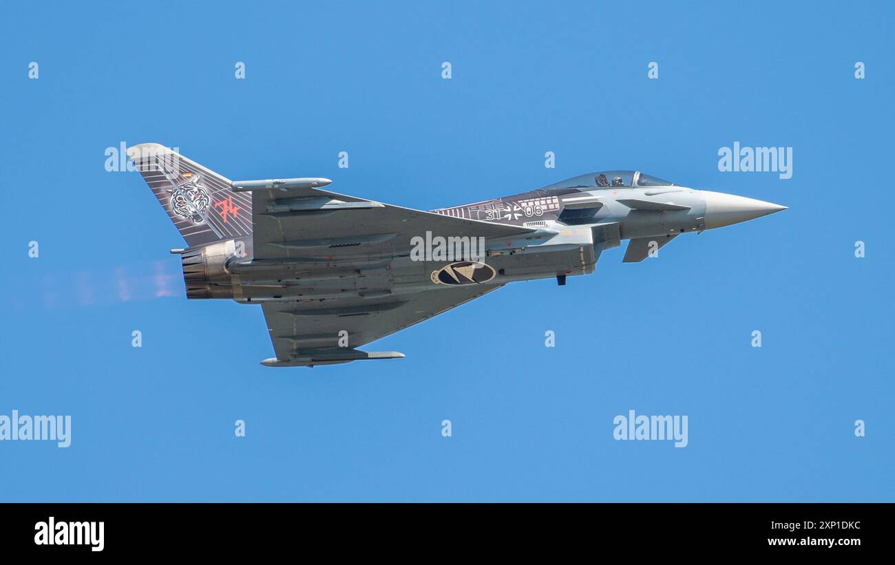Un Eurofighter Typhoon EF2000 dell'aeronautica militare tedesca conduce una dimostrazione aerea durante il Royal International Air Tattoo (RIAT), il più grande al mondo Foto Stock