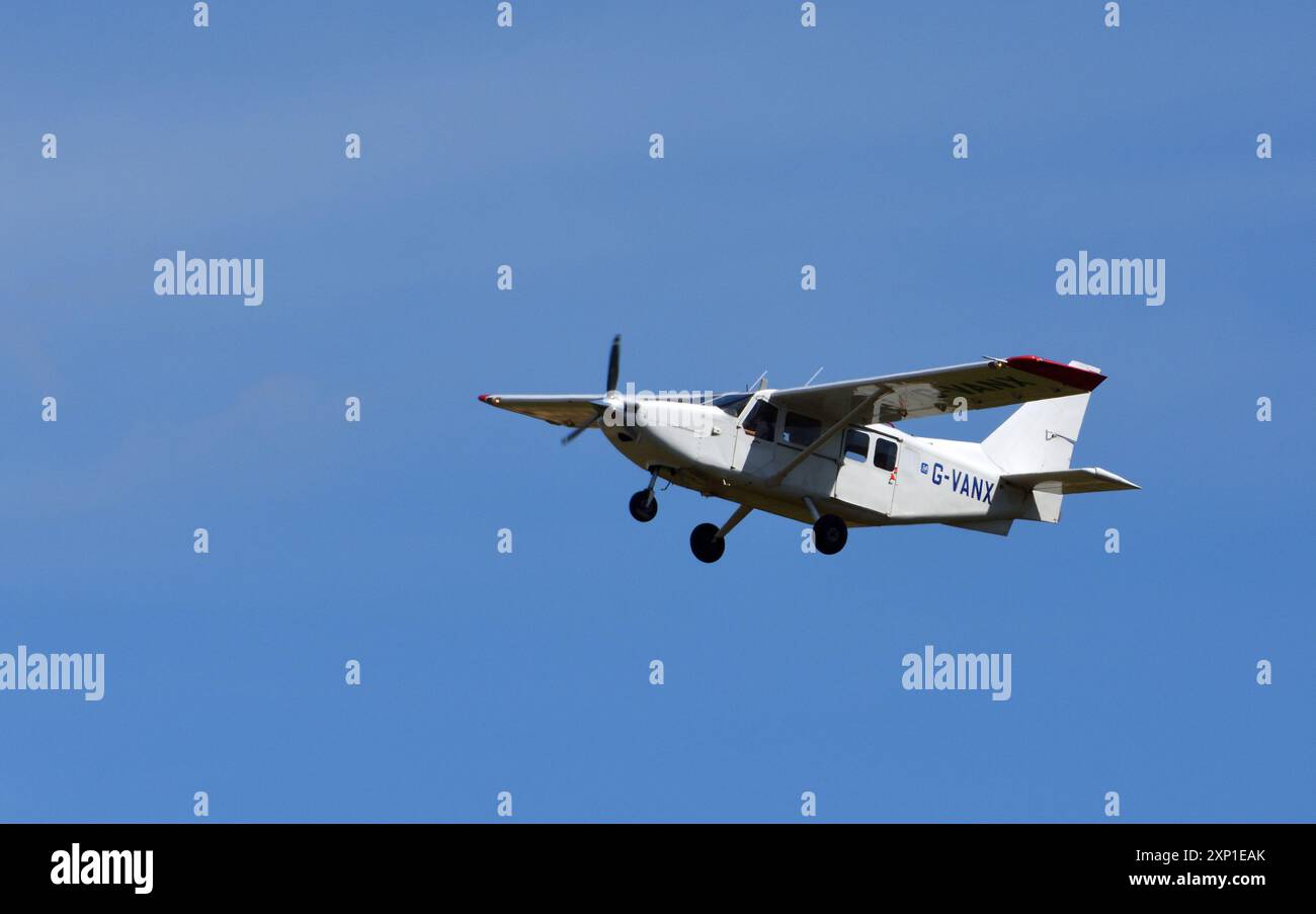 Velivolo Airvan Gippsland GA-8TC in volo cielo blu. Foto Stock