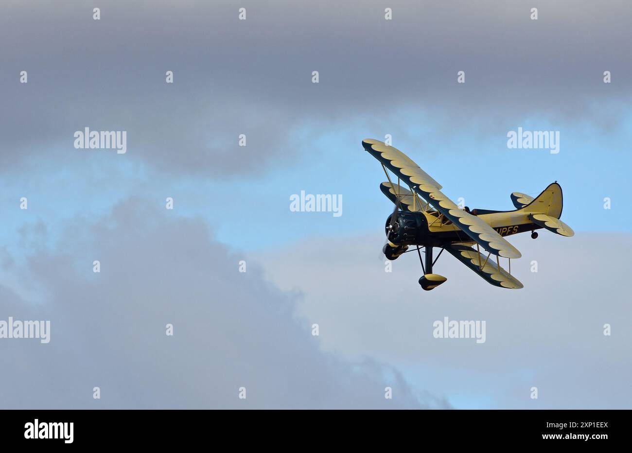 Biplano Waco UPF-7 d'epoca in nuvole di volo. Foto Stock