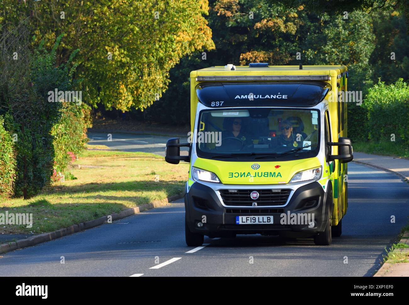 Ambulanza su chiamata che si muove lungo la strada. Foto Stock