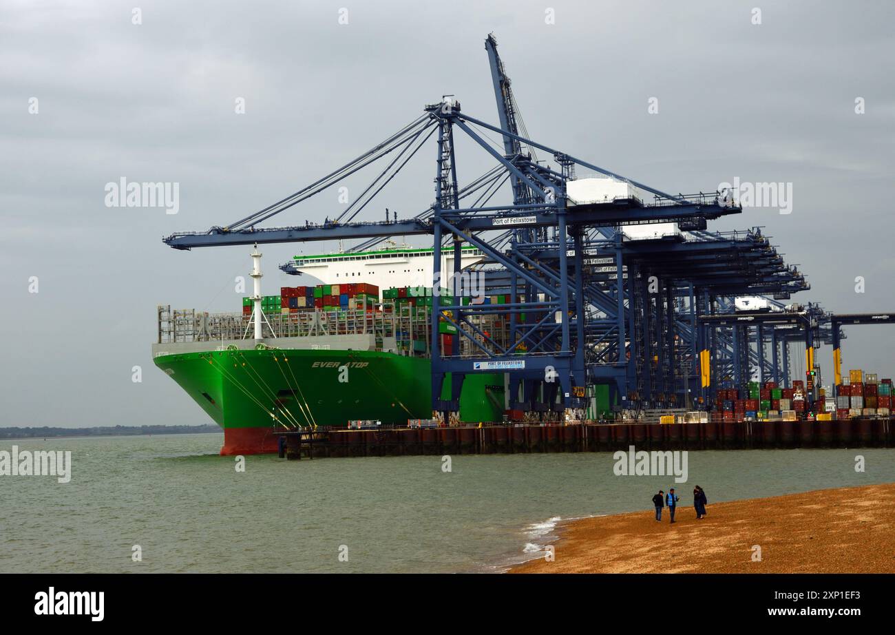 Grande nave portacontainer "sempre in cima" in fase di carico - scaricata al porto di Felixstowe Foto Stock