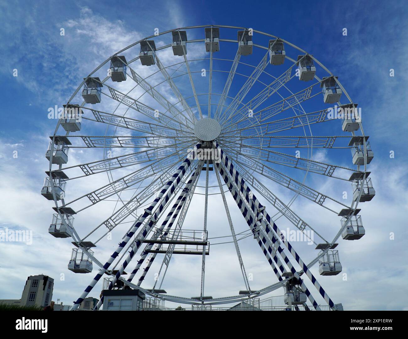 Grande ruota contro il cielo blu con le nuvole. Foto Stock