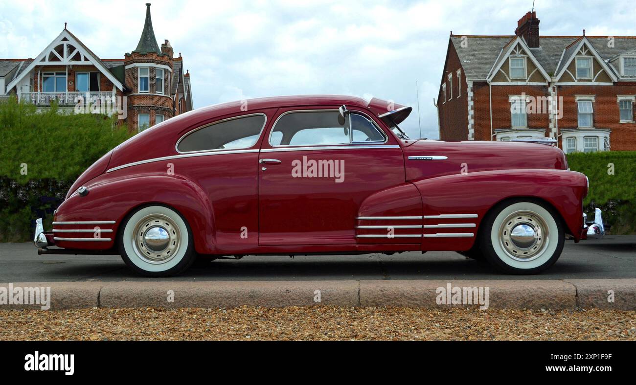 Classic Red Chevrolet Fleetline Car isolata da siepe Foto Stock
