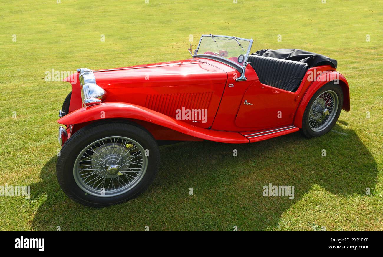 Auto Classic Red MG parcheggiata sull'erba. Foto Stock