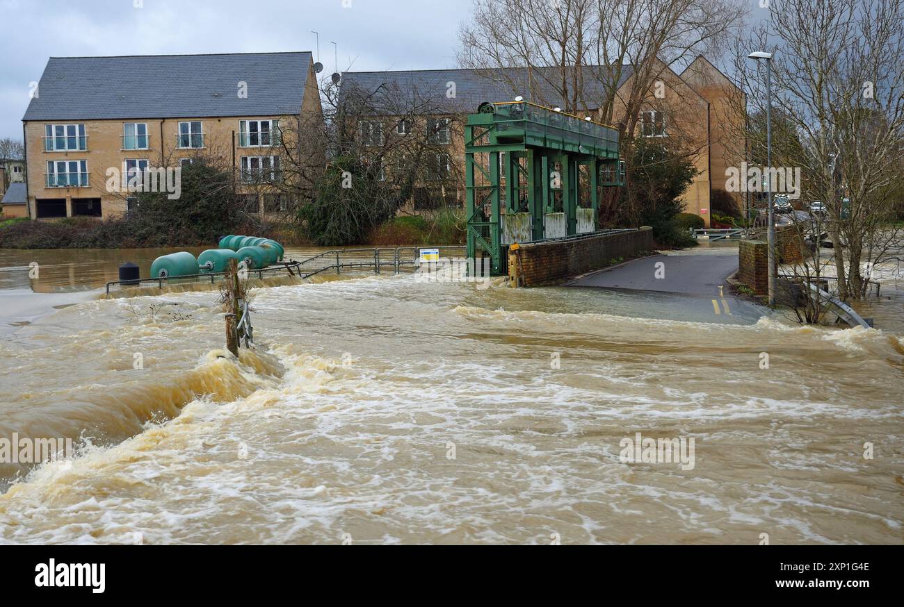 Inondazione del fiume Ouse, con conseguente chiusura di ponti e strade. Foto Stock