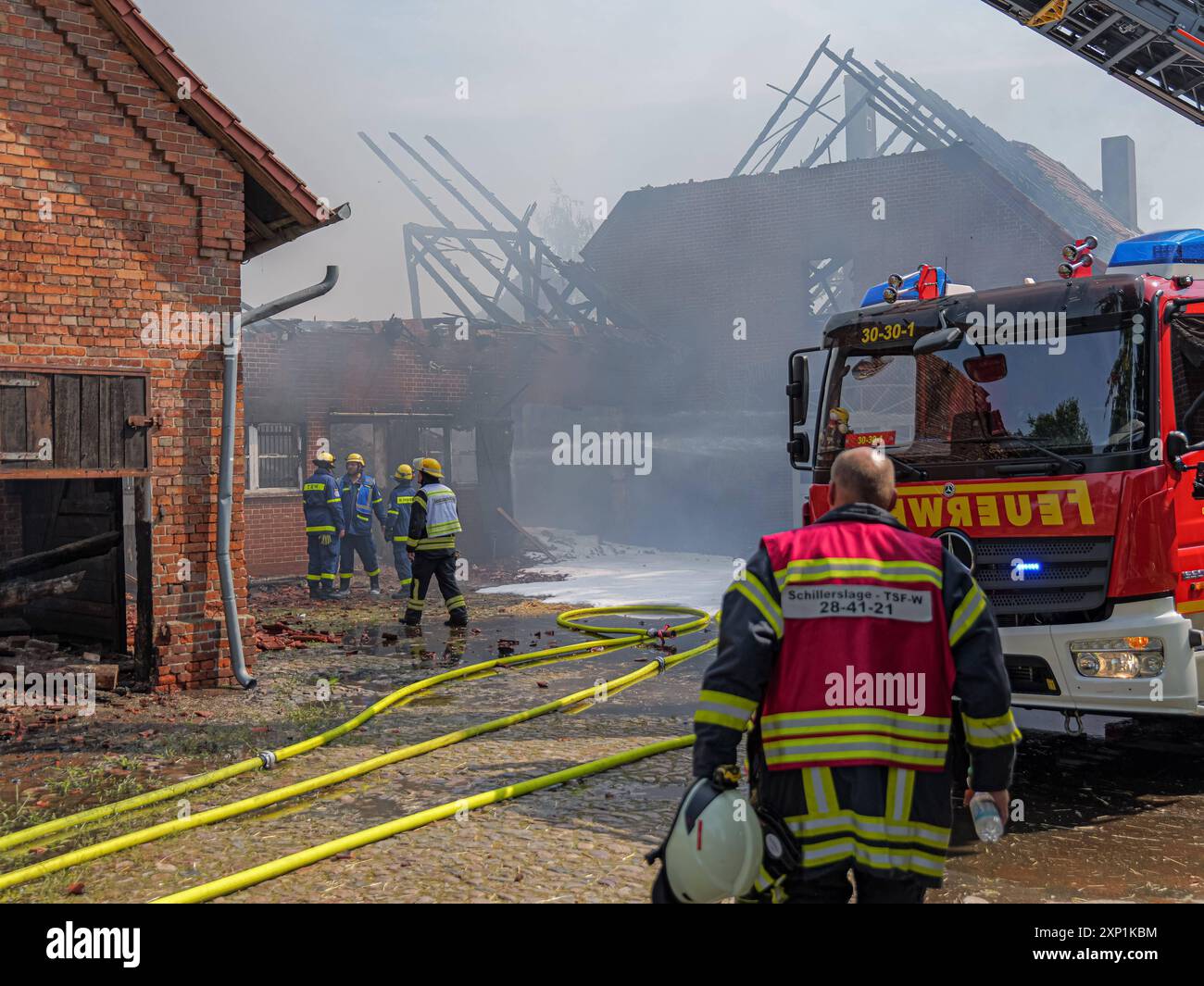 Mehrere Gebäude in Schillerslage abgebrannt Baufachberater des Technischen Hilfswerks begutachten die Einsturzgefahr bei den ausgebrannten Gebäuden. *** Diversi edifici bruciati a Schillerslage consulenti edili dell'Agenzia federale per il soccorso tecnico valutano il rischio di crollo degli edifici bruciati Copyright: xBerndxGüntherx Foto Stock