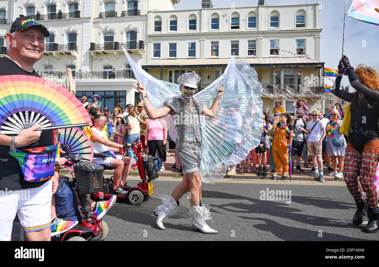 Brighton Regno Unito 3 agosto 2024 - migliaia di partecipanti partecipano alla Brighton & Hove Pride Parade in una giornata di mistero nel Sud . Migliaia di persone sono attese a partecipare al più grande evento Pride del Regno Unito con questo tema DI GIOIA DI quest'anno - celebrare la vita , lo Spirito e la resilienza : Credit Simon Dack / Alamy Live News Foto Stock