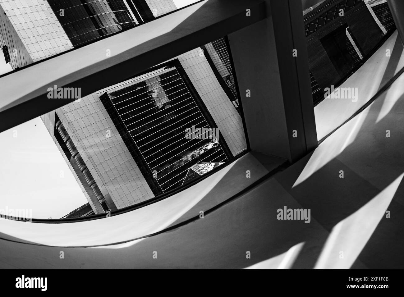 Geometria urbana attraverso un vetro della finestra. Foto Stock