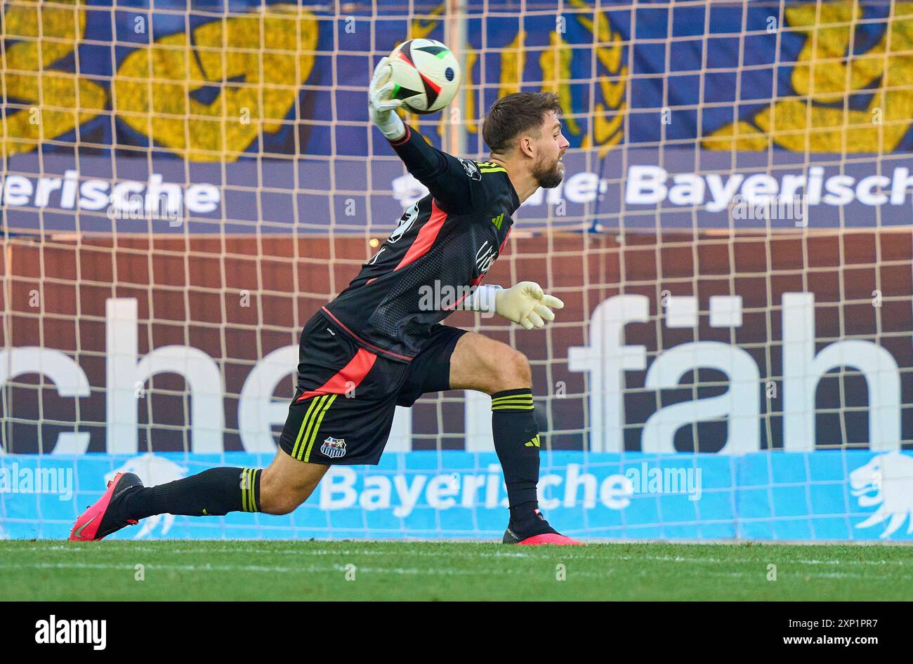 Monaco, Germania. 2 agosto 2024. Alexander Freitag, TSV1860 Nr.13 al 3.Liga Match TSV 1860 Muenchen - 1. FC Saarbruecken 0-1 nello Stadion an der Gruenwalder Strasse al 2 agosto 2024 a Monaco, Germania. Stagione 2024/2025, 3.German Soccer League fotografo: ddp Images/STAR-Images crediti: ddp media GmbH/Alamy Live News Foto Stock