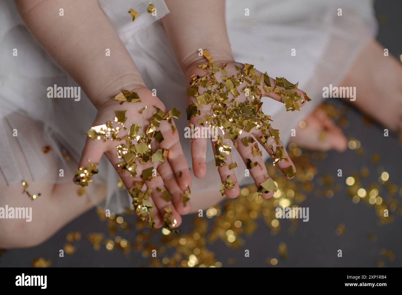 coriandoli nelle mani dei bambini. primo piano Foto Stock
