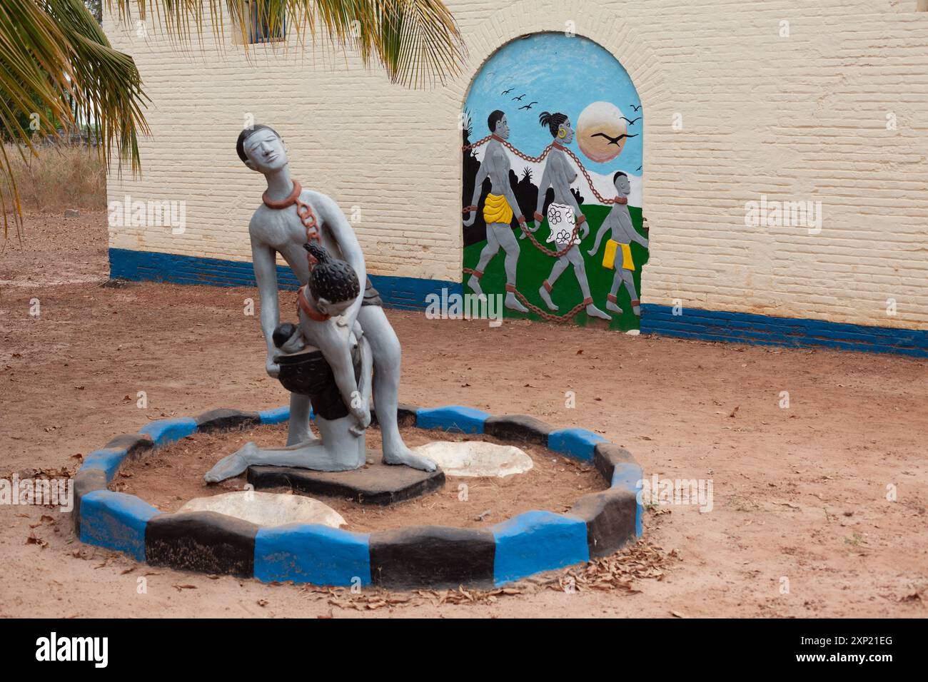 Immagine di una statua toccante e murale sull'isola di Kunta Kinteh che ricorda il commercio transatlantico degli schiavi in Gambia, Africa occidentale. Foto Stock