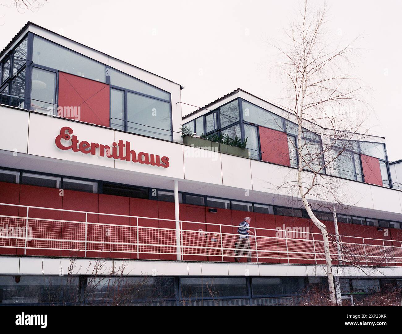 L'edificio Eternithaus di Hansaviertel presenta architettura modernista, progettata da Paul Baumgarten. Un esempio di design residenziale urbano, che riflette semplicità e funzionalità. Foto Stock