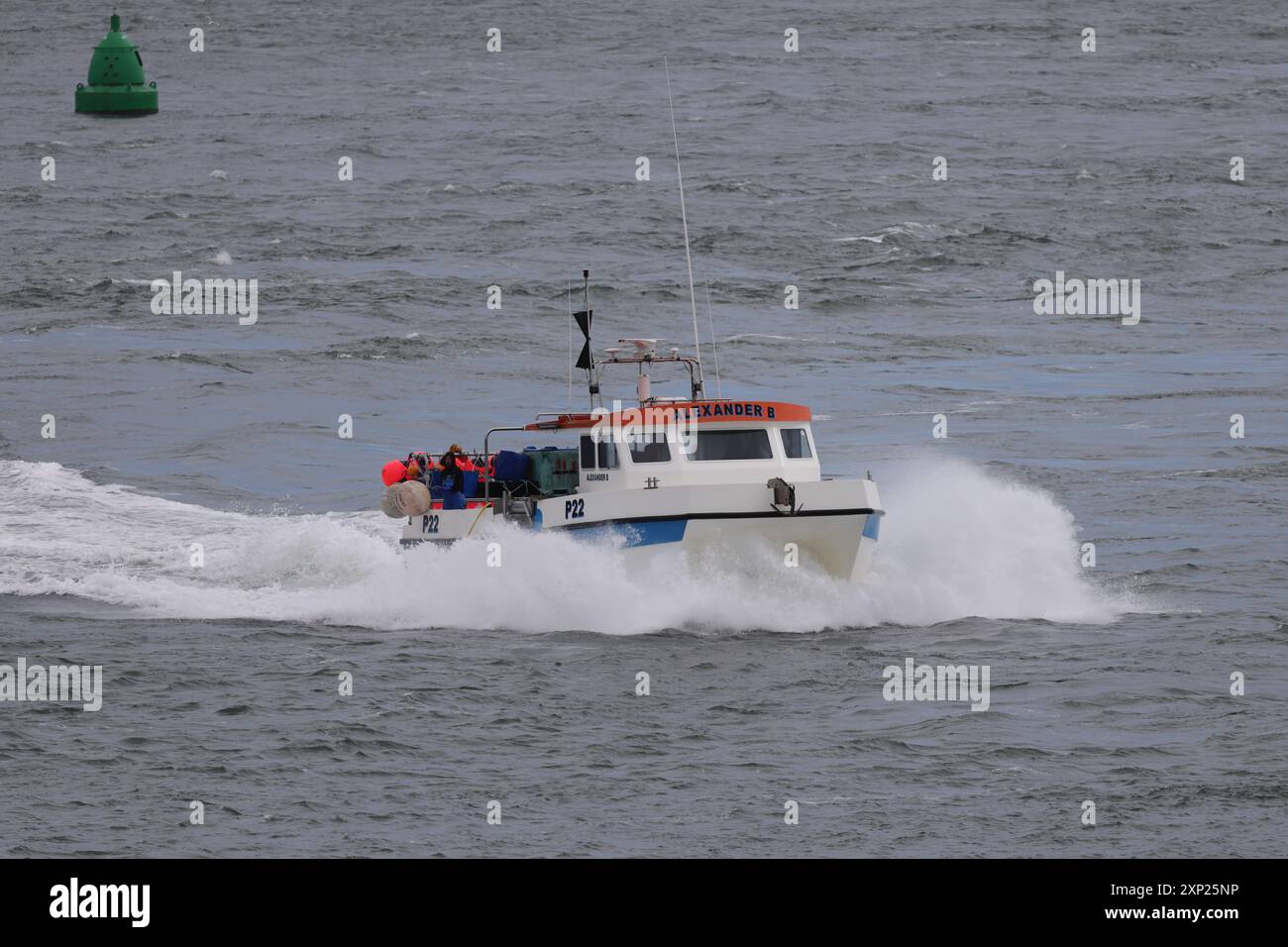 Il peschereccio a scafo in fibra FV ALEXANDER B (P22) che procede in velocità verso il porto Foto Stock