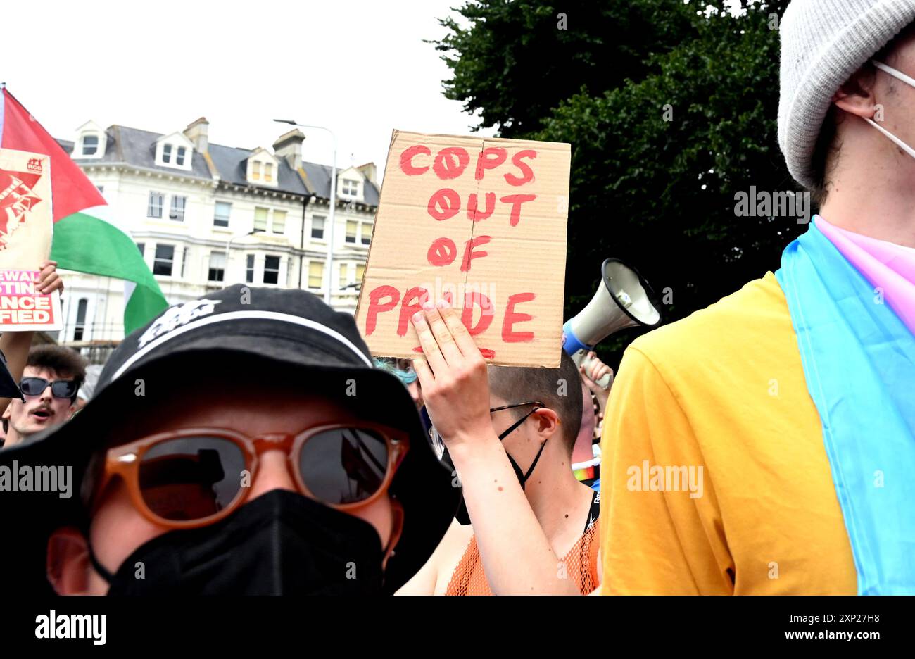 Brighton UK 3 agosto 2024 - Una protesta pro Palestine circonda e ferma l'autobus Coca Cola che partecipa alla Brighton & Hove Pride Parade . La parata doveva essere deviata lasciando dietro l'autobus della Coca Cola. Migliaia di persone sono attese a partecipare al più grande evento Pride del Regno Unito con questo tema di anni JOY C che celebra la vita , lo Spirito e la resilienza : Credit Simon Dack / Alamy Live News Foto Stock