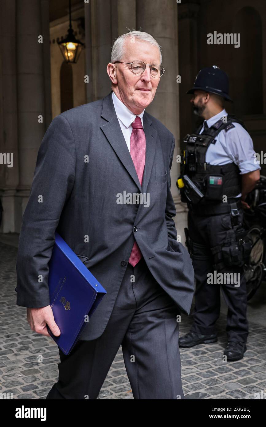 Hilary Benn, Segretario dell'Irlanda del Nord, deputato Leeds South, attraversa Downing Street, Londra Foto Stock