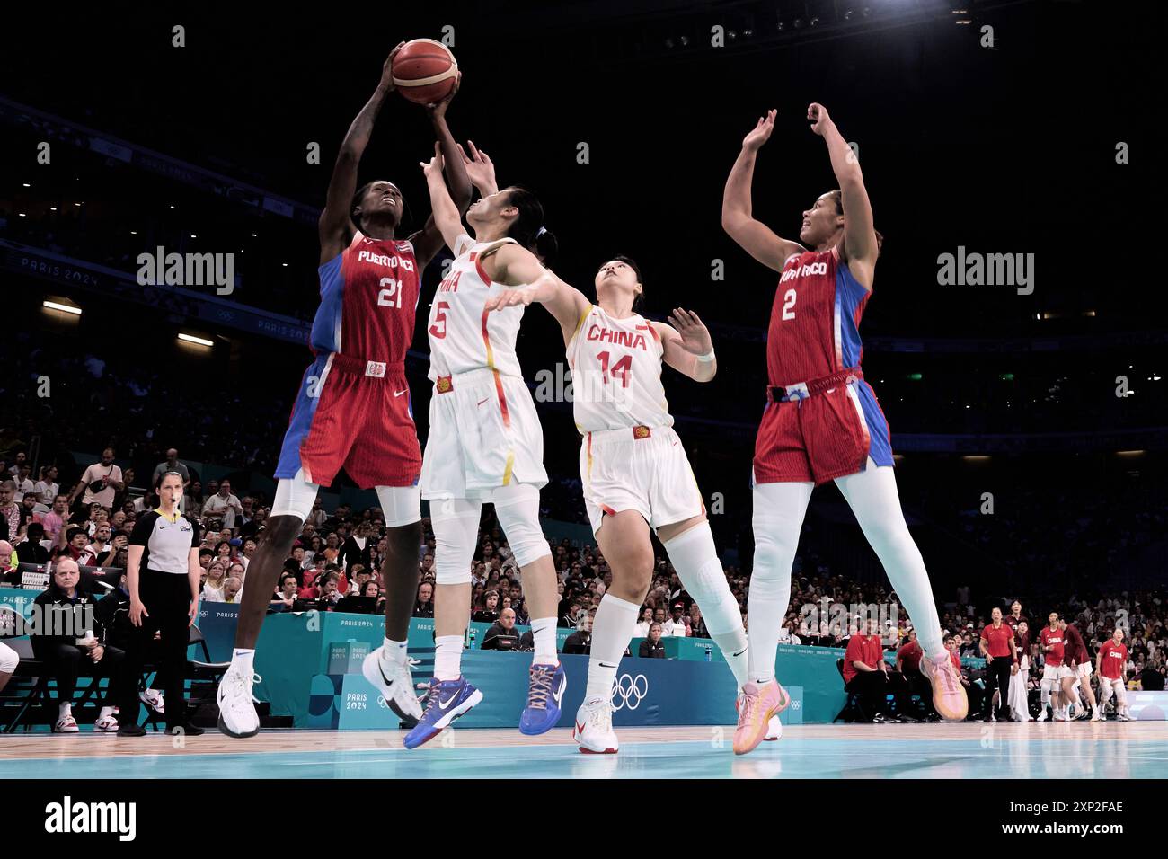 Lille, Francia. 3 agosto 2024. Le atlete gareggiano durante il gruppo A della fase A femminile di basket tra Cina e Porto Rico ai Giochi Olimpici di Parigi 2024 a Lille, Francia, il 3 agosto 2024. Crediti: Meng Dingbo/Xinhua/Alamy Live News Foto Stock