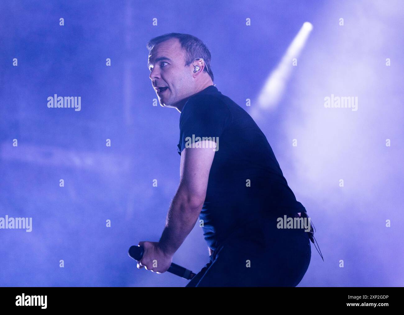 Sam Herring, cantante espressivo delle Future Islands, sul palco del Bearded Theory Festival maggio 2024 Foto Stock