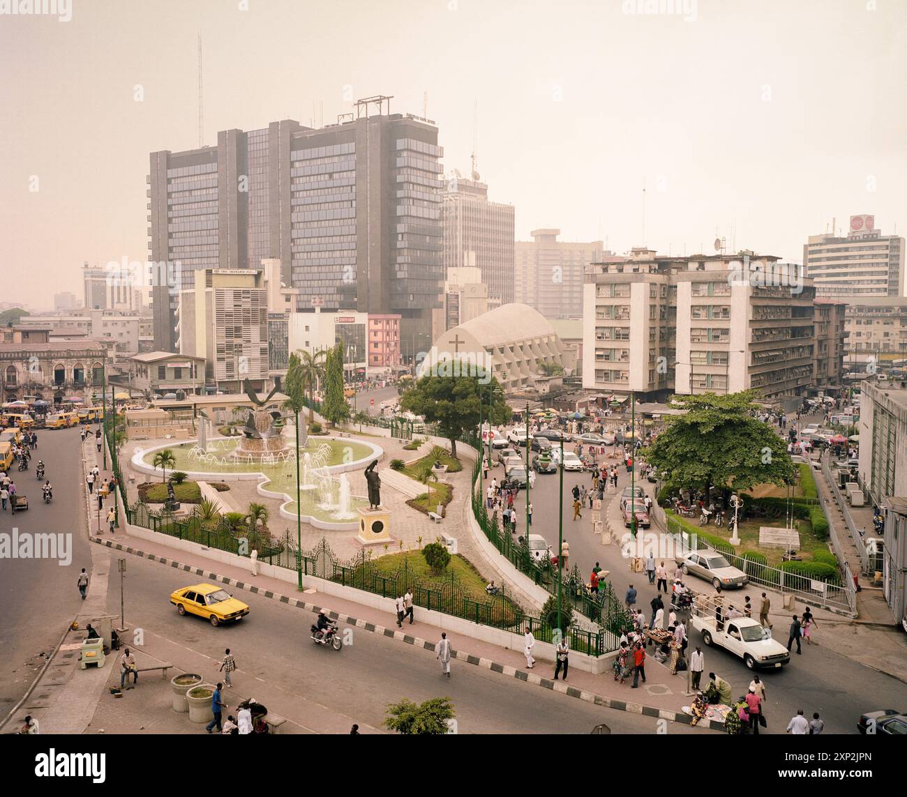 Vista aerea di piazza Tinubu a Lagos, Nigeria, catturata nel 2009. L'immagine evidenzia la vita della città, gli edifici e il paesaggio urbano. Foto Stock