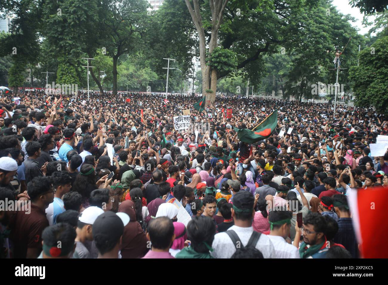 Il movimento anti-discriminazione studentesco tenne una manifestazione al Central Shaheed Minar a Dhaka il 3 agosto 2024, per chiedere giustizia per le vittime uccise nel Foto Stock